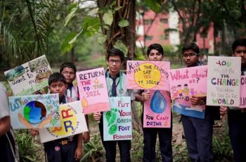 Estudiantes indios se suman a la huelga mundial contra el cambio climático y en demanda de acciones gubernamentales concretas que lo mitiguen bajo el lema "No hay un Planeta B", este viernes, en Kolkata, la India
