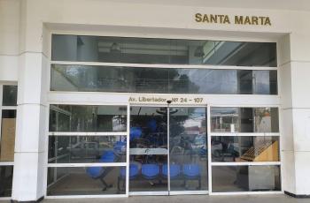 La moderna clínica Esimed, en Santa Marta, fue cerrada desde octubre del año pasado, y hoy esa construcción es una bodega de sillas dañadas, ruinas y totalmente saqueada.