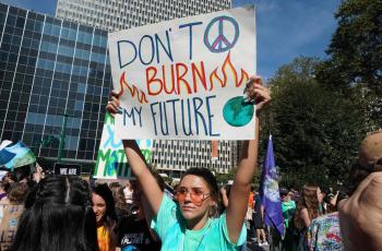 Este viernes, decenas de miles de personas en Asia, África, Europa y América manifestaron para exigir medidas frente al cambio climático bajo un movimiento global respaldado por Greta Thunberg, una activista ambiental de 16 anos. [Pakistán]