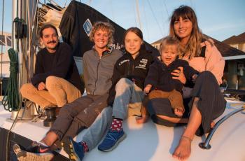 Greta Thunberg junto a la familia con la que viajará a la COP  en el catamarán La Vagabonde.