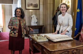 Ursula von der Leyen (der.), presidenta de la Comisión Europea, y la presidenta de Etiopía, Sahle-Work Zewde, en Adís Abeba.