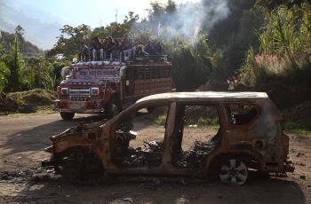 Los restos de la camioneta, en la que se transportaba cuando fue asesinada la líder indígena Cristina Bautista, permanecen en las afueras de Tacueyó.