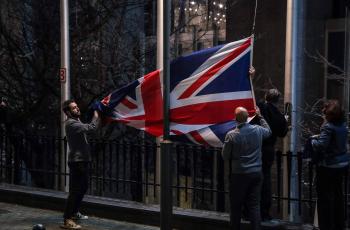 Miembros del Parlamento Europeo retiran la bandera británica de la sede de Bruselas, horas antes de que el 'brexit' sea oficial'.