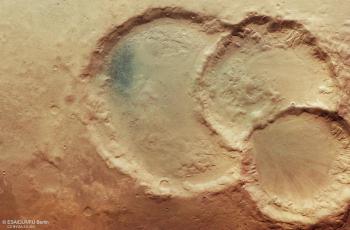 Triplete de cráteres superpuestos en Marte -