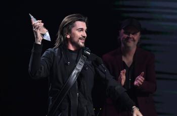 Juanes fue la Persona del Año en el Grammy Latino 2019, recibió el galardón de manos de Lars Ulrich, de Metallica.