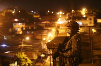 En las noches, la población se confina más temprano, en medio de la pandemia por temor a los grupos armados. Ejército está pendiente en zonas de la ciudad.