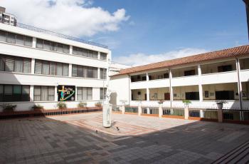 El Colegio María Auxiliadora continúa formando desde la
identidad católica, ofreciendo tres niveles de educación formal: preescolar, básica y media académica
