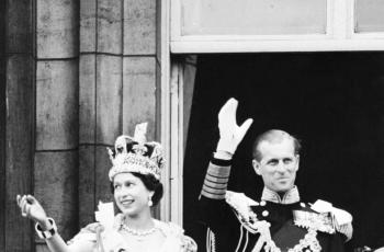 La reina Isabel II, acompañada por el príncipe Felipe, fue coronada el 2 de junio de 1953 en la Abadía de Westminter, Londres.