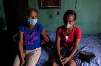 La señora Sara Camacho, de 65 años, y quien no cuenta con pensión y solo recibe la ayuda económica de sus hijos, decidió hospedar a Yonalis, en el barrio Rebolo, en Barranquilla.