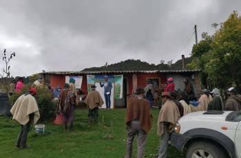 Campesinos de Asolhatogs, en Suesca, Cundinamarca, se reúnen para hablar de su situación económica.