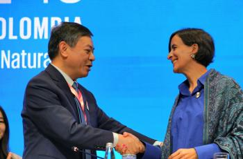 El ministro de Ecología y Medio Ambiente de la República Popular China, Huang Runqiu y la ministra de Ambiente de Colombia, Susana Muhamad.