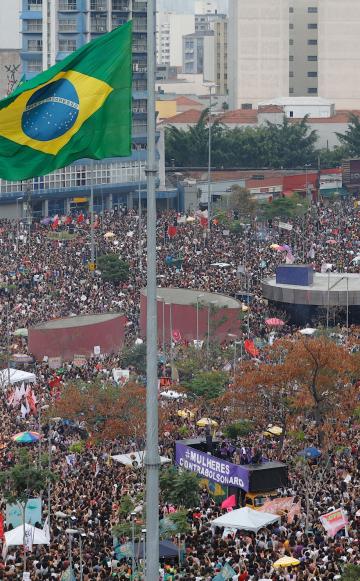 Protestas en Brasil días antes a una crucial elección presidencial.