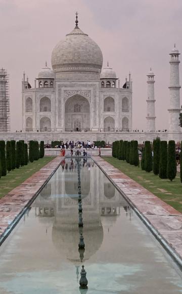 El Taj Mahal, una de las maravillas del mundo, fue construido entre 1631 y 1654 a orillas del río Yamuna.