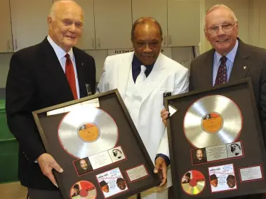 El productor y ganador del Grammy, Quincy Jones, presentó una copia platino de 'Fly Me to the Moon' al comandante del Apolo 11, Neil Armstrong, durante la gala del aniversario número 50 de la NASA.