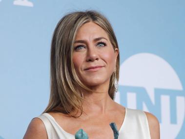 Los actores recordaron por qué eran una de las parejas más populares de Hollywood. Aniston se anotó el galardón a la mejor actriz de una serie dramática por "The Morning Show". Varias fotografías de la 26 edición de los
SAG, que se celebró hoy en el Shrine Auditorium de Los Ángeles (EE.UU.), causaron sensación en Twitter al mostrar a los dos actores muy alegres y celebrando juntos sus premios detrás del escenario.