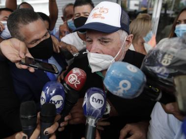 El expresidente panameño Ricardo Martinelli sale de una audiencia ante el Ministerio Público, este jueves, en Ciudad de Panamá (Panamá). La Fiscalía de Panamá impuso este jueves las medidas cautelares de prohibición de salida del país y presentación periódica ante la autoridad al expresidente Ricardo Martinelli (2009-2014), investigado por una trama de corrupción para la compra de un conglomerado de medios de comunicación.