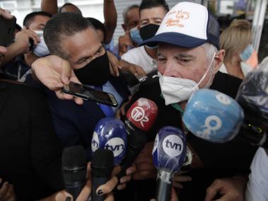 El expresidente panameño Ricardo Martinelli sale de una audiencia ante el Ministerio Público, este jueves, en Ciudad de Panamá (Panamá). La Fiscalía de Panamá impuso este jueves las medidas cautelares de prohibición de salida del país y presentación periódica ante la autoridad al expresidente Ricardo Martinelli (2009-2014), investigado por una trama de corrupción para la compra de un conglomerado de medios de comunicación.