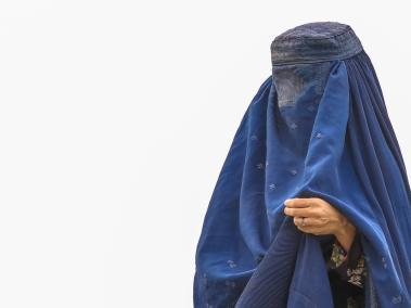 Una mujer con burka es vista en un campo de refugiados en Kabul, Afganistán este domingo.