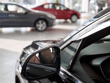Los automóviles tiene una función llamada 'piloto automático' que le permiten tomar decisiones en la conducción.