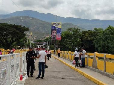 Hay un camión listo para pasar desde cada lado de la frontera. El primero iría de Norte de Santander a Ureña y el segundo vendría desde suelo venezolano.