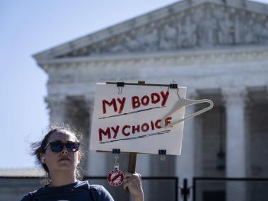 "Mi cuerpo, mi elección", reza el cartel de una mujer estadounidense frente al Senado.