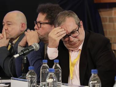 Los exjefes de las Farc Julián Gallo (i), Pastor Alape (c) y Rodrigo Londoño han pedido perdón durante la audiencia.
