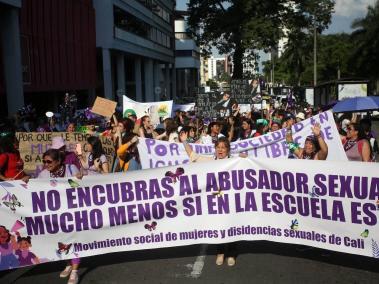 Cientos de mujeres en Cali salieron a marchar en el centro de la ciudad durante el Día Internacional de la Eliminación de la Violencia contra la Mujer.