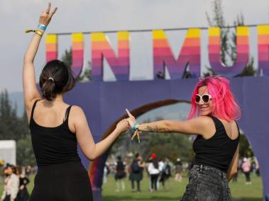 Personas disfrutando del festival.