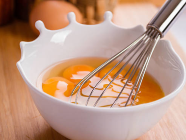 Los batidos de proteínas como el huevo, plátano, tofu, entre otros, pueden dar la nutrición adecuada sin causar hinchazón.