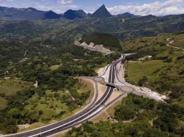 El proyecto 4G Pacífico 1, ubicado en el Suroeste de Antioquia alcanzó un avance del 96 % de ejecución. La obra es la vía que comunica a Medellín con el eje cafetero.