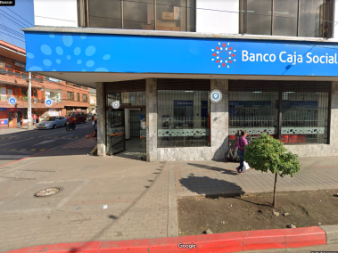 Este es el banco Caja Social en el que ingresaron los delincuentes.