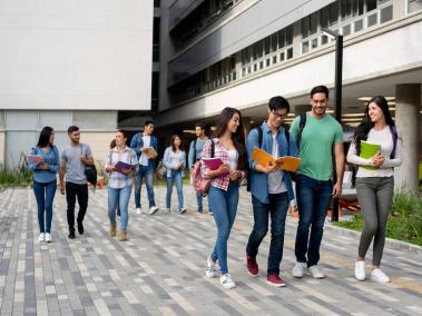 Cada año se gradúan aproximadamente 450 mil universitarios en Colombia.