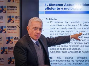 El expresidente Alvaro Uribe llega a la sede de su partido hoy 23 de noviembre del 2023 para realizar una rueda de prensa sobre diferentes temas después de su encuentro con el presidente Gustavo Petro en el día de ayer . Foto @mauriciomorenofoto /MAURICIO MORENO CEET EL TIEMPO