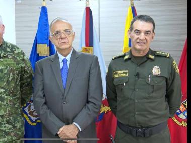 De izq. a der: Comandante de las FF. MM.  general Helder Giraldo, el ministro de Defensa, Iván Velásquez y el directo de la Policía, general William René Salamanca.