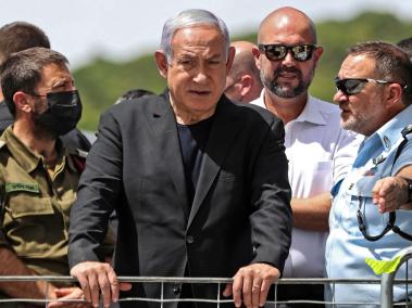 El primer ministro israelí, Benjamín Netanyahu, visita el lugar de una estampida nocturna durante una reunión religiosa ultraortodoxa