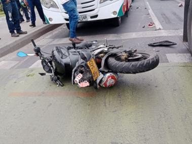 La moto quedó destruida tras el impacto con el camión