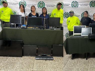 Lograron la incautación de 10 monitores, cuatro computadores, entre otros equipos.
