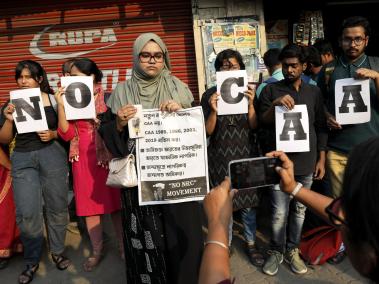 Estudiantes sostienen pancartas "NO CAA" durante una protesta contra la implementación de la Ley de Enmienda de Ciudadanía (CAA).