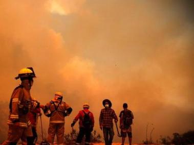 Incendio forestal en los cerros en la comuna de Quilpe, región de Valparaíso, Chile.