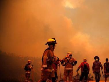Incendio forestal en los cerros en la comuna de Quilpe, región de Valparaíso, Chile.