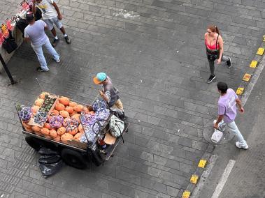 Vendedores ambulantes en el centro de Medellín
