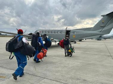 La Fuerza Aeroespacial Colombiana adelanta desde hace dos días labores de búsqueda y rescate de los deportistas accidentados.