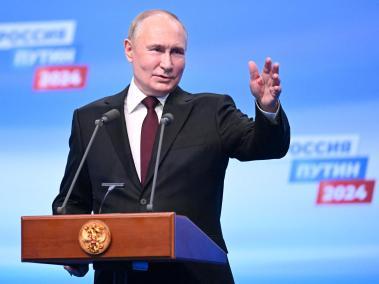 El reelecto presidente ruso Vladimir Putin se reúne con los medios de comunicación en su sede de campaña en Moscú.
