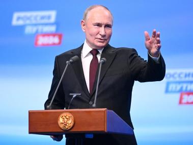 El reelecto presidente ruso Vladimir Putin se reúne con los medios de comunicación en su sede de campaña en Moscú.