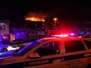 Servicios de emergencia atienden el atentado en Moscú.