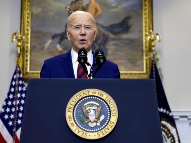El presidente estadounidense Joe Biden habla sobre el colapso del puente Francis Scott Key en la Sala Roosevelt de la Casa Blanca