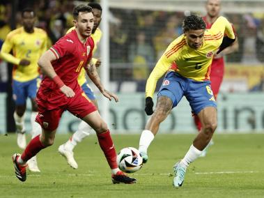 El defensa de Rumanía Raúl Oprut (i) presiona al centrocampista Richard Ríos, de Colombia-