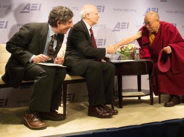 Kahneman, centro, en 2014, saluda al Dalai Lama, en la Universidad de Princeton. A la izquierda, Richard Davidson del laboratorio de Neurociendias de la Universidad de Wisconsin.