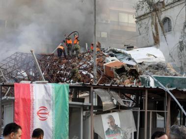 Brigadistas buscan en los escombros a sobrevivientes del bombardeo a un consulado de Irán en Damasco.