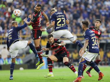 Acción del juego entre Millonarios y Flamengo, en El Campín.